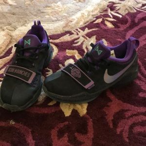 Nike PG 1 score in bunches, grapes.